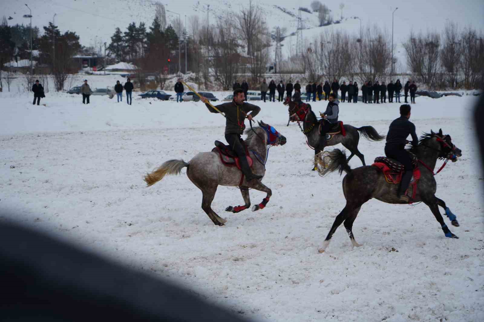 Ciritçi baba ciritçi oğlunu eksi 15 derece havada askere ciritle uğurladı
?v=1