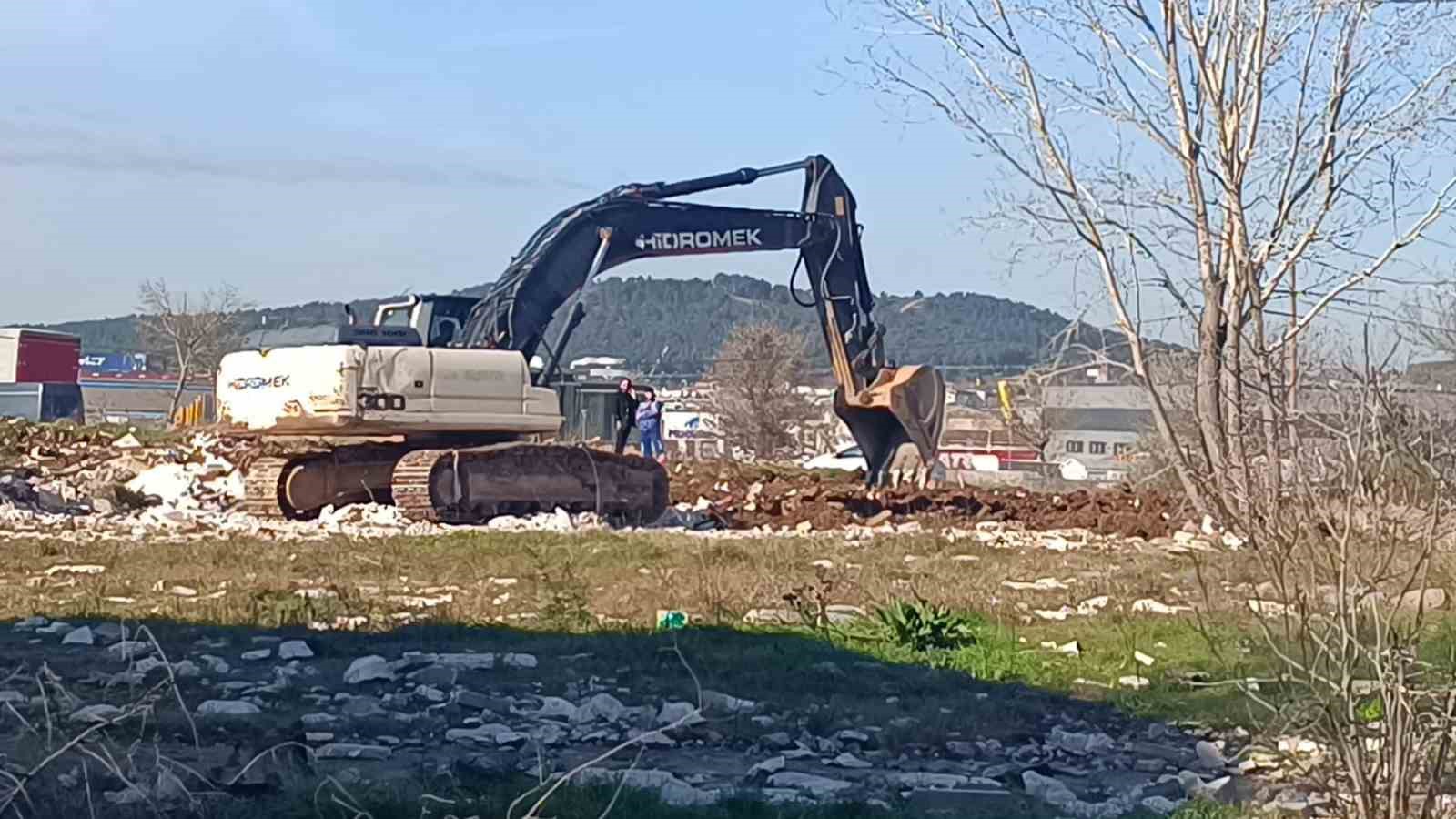 Tuzla’da tehlike saçan moloz yığınları gündeme geldi, belediye harekete geçti
?v=1