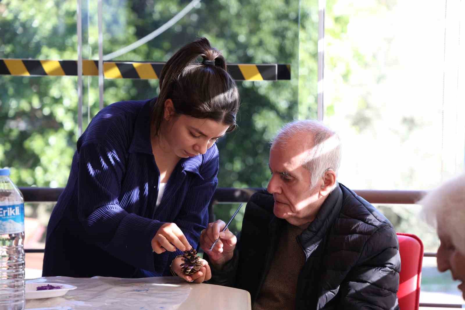 Alzheimer hastalarının umut evi: “Mavi Ev”
?v=1