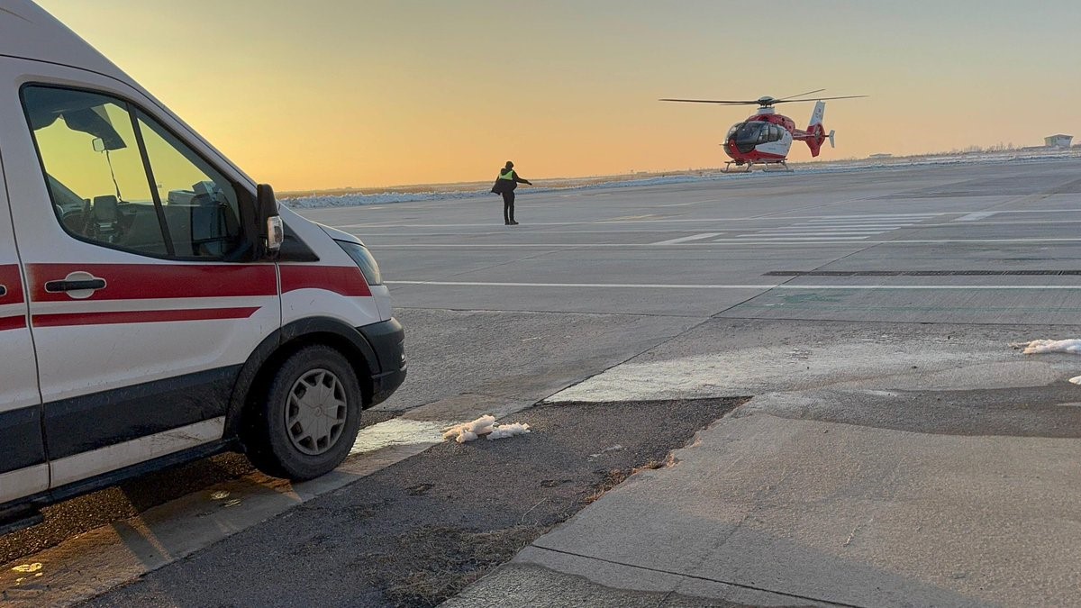 Yanık tedavisi gören 3 yaşındaki çocuk ambulans helikopterle Van’a getirildi
?v=1