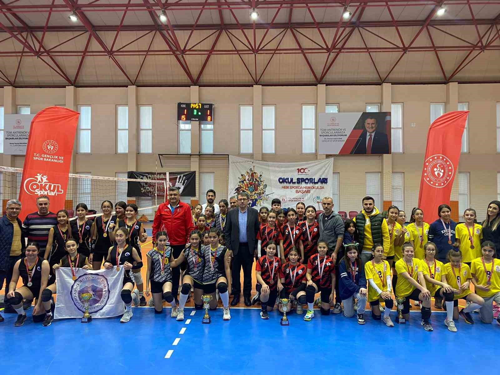 Okul sporları voleybol küçük erkek ve kız maçları sona erdi
?v=1