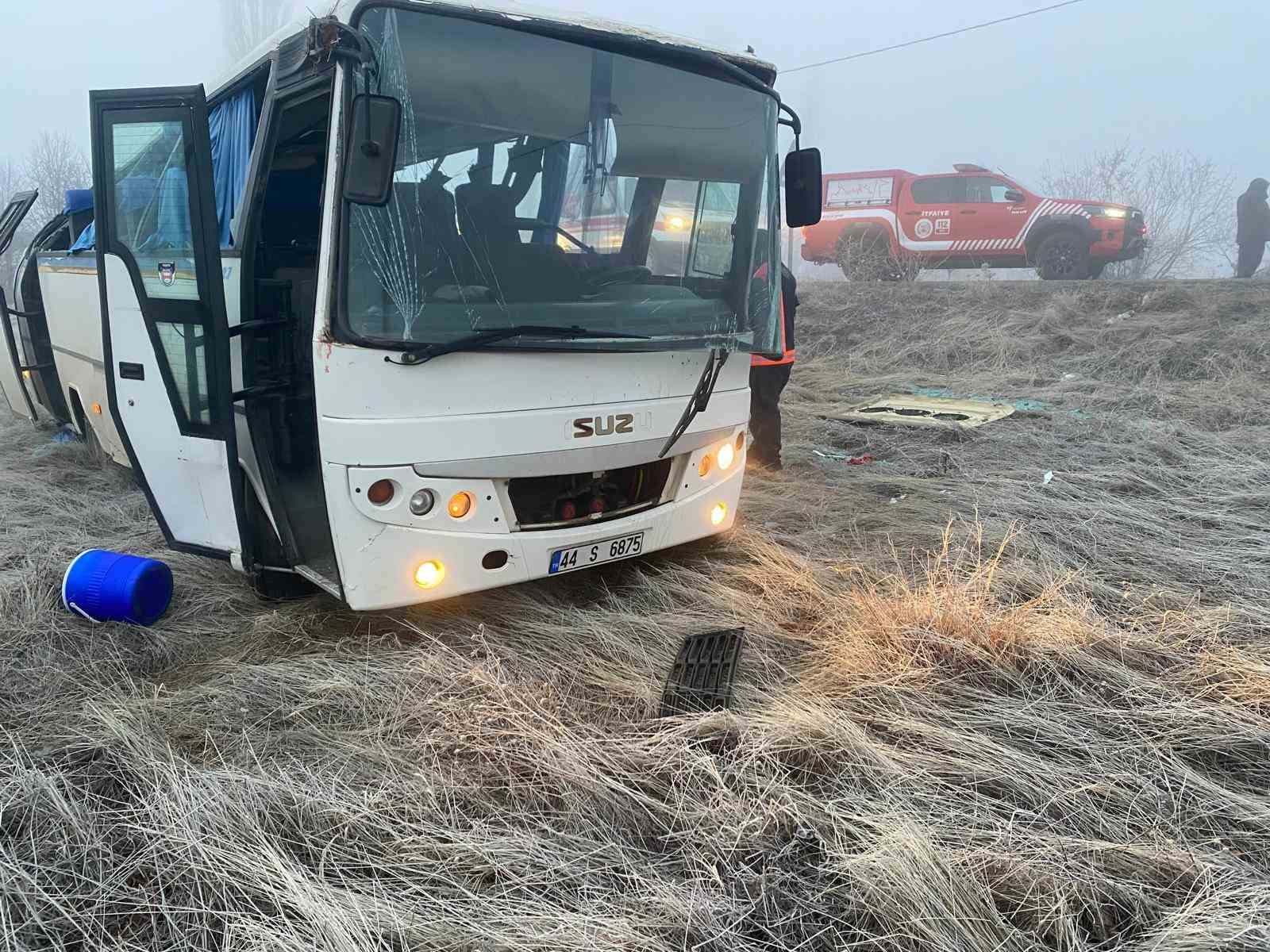 Servis aracı şarampole yuvarlandı: 1 ölü, 16 yaralı
?v=1