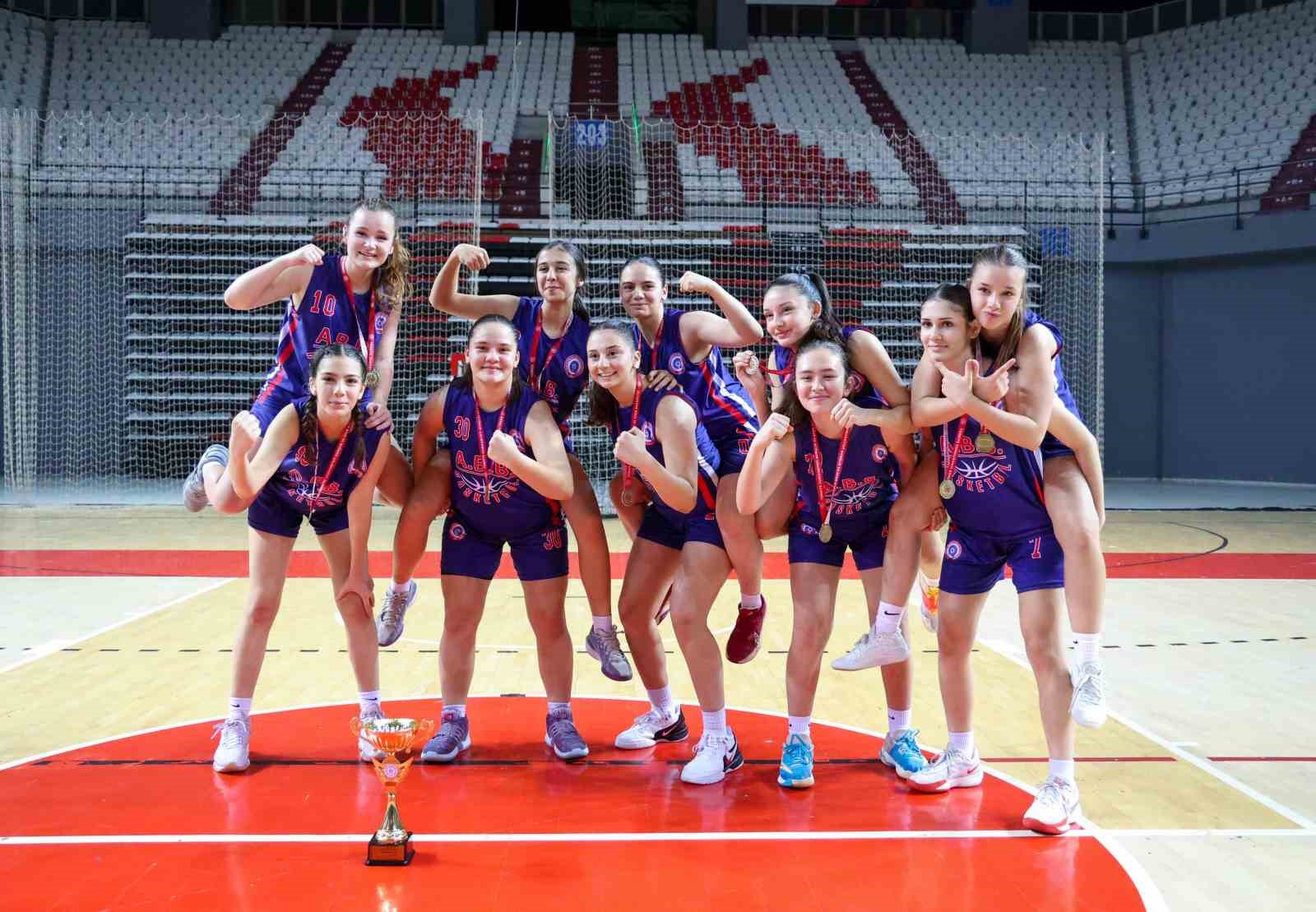 Büyükşehir’in basketbolcu kızları Antalya şampiyonu oldu
?v=1