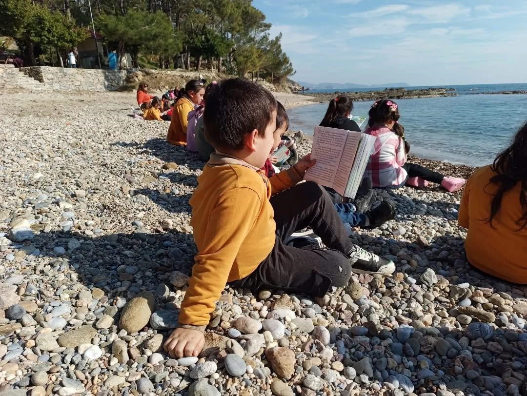 Bozyazı’da öğrenciler sahilde kitap okudu
?v=1