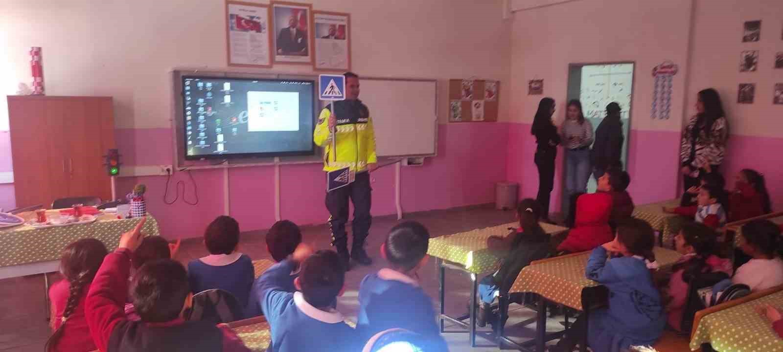 Kars’ta jandarmadan öğrencilere trafik semineri
?v=1