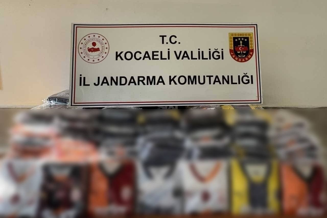 Kocaeli’de bin 206 kaçak futbol takımı forması ele geçirildi
?v=1