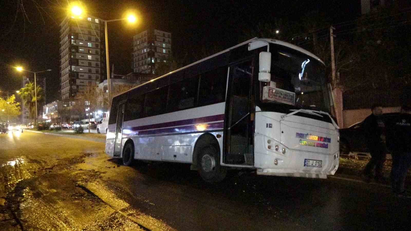 Özel halk otobüsü çukura düştü, şoförü “Yol yarıldı içine girdik” dedi
?v=1