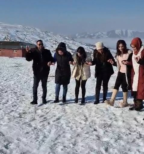 Elazığ’da kar üstünde halay
?v=1