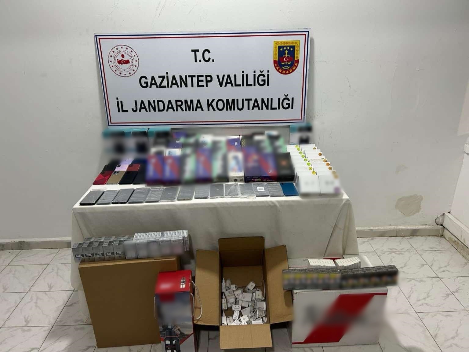 Gaziantep’te 3 milyon TL değerinde kaçak ürün ele geçirildi
?v=1