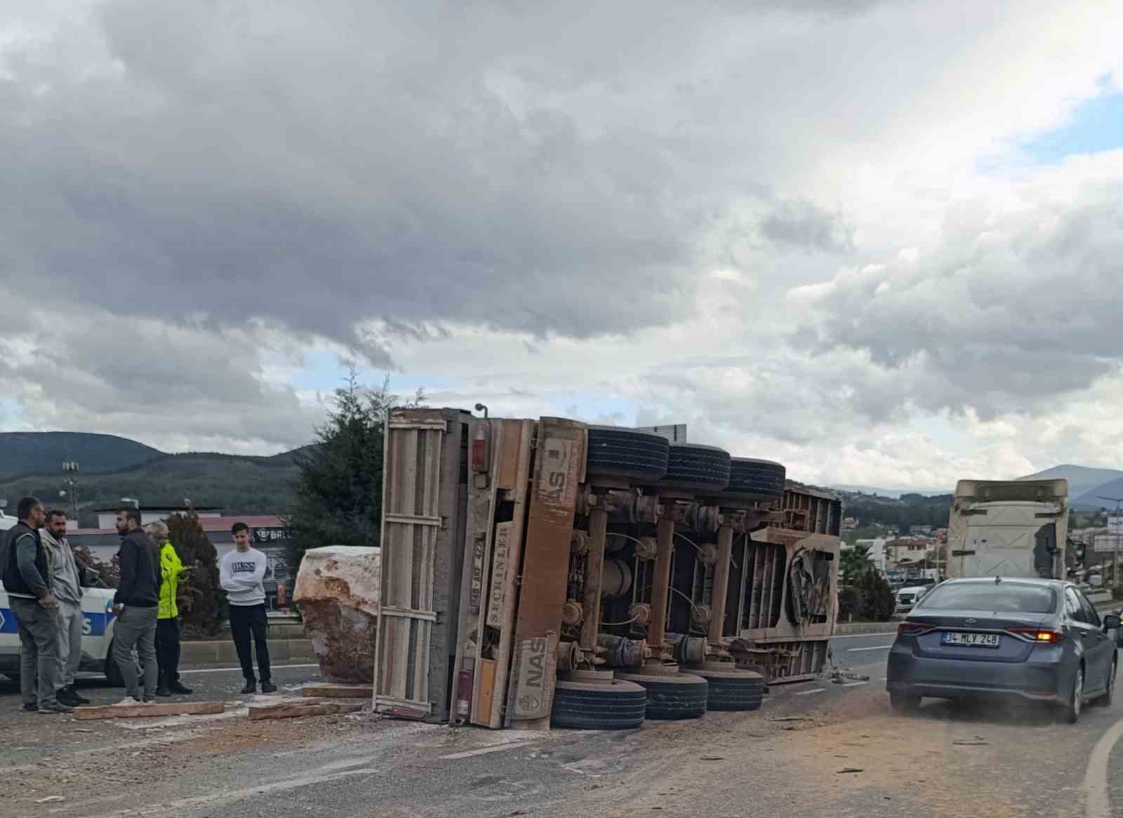 Mermer blok taşıyan Tır’ın dorsesi karayoluna devrildi
?v=1