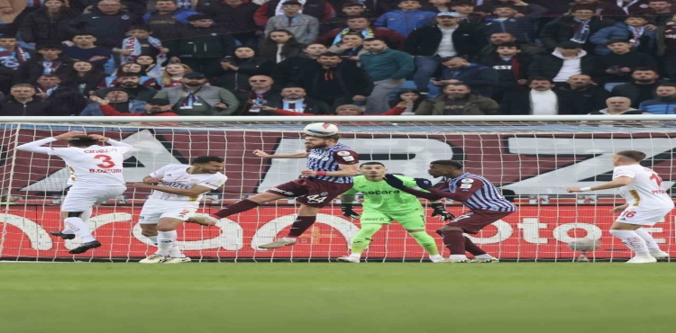 Trendyol Süper Lig: Trabzonspor: 1 - Antalyaspor:0  (İlk yarı)?v=1