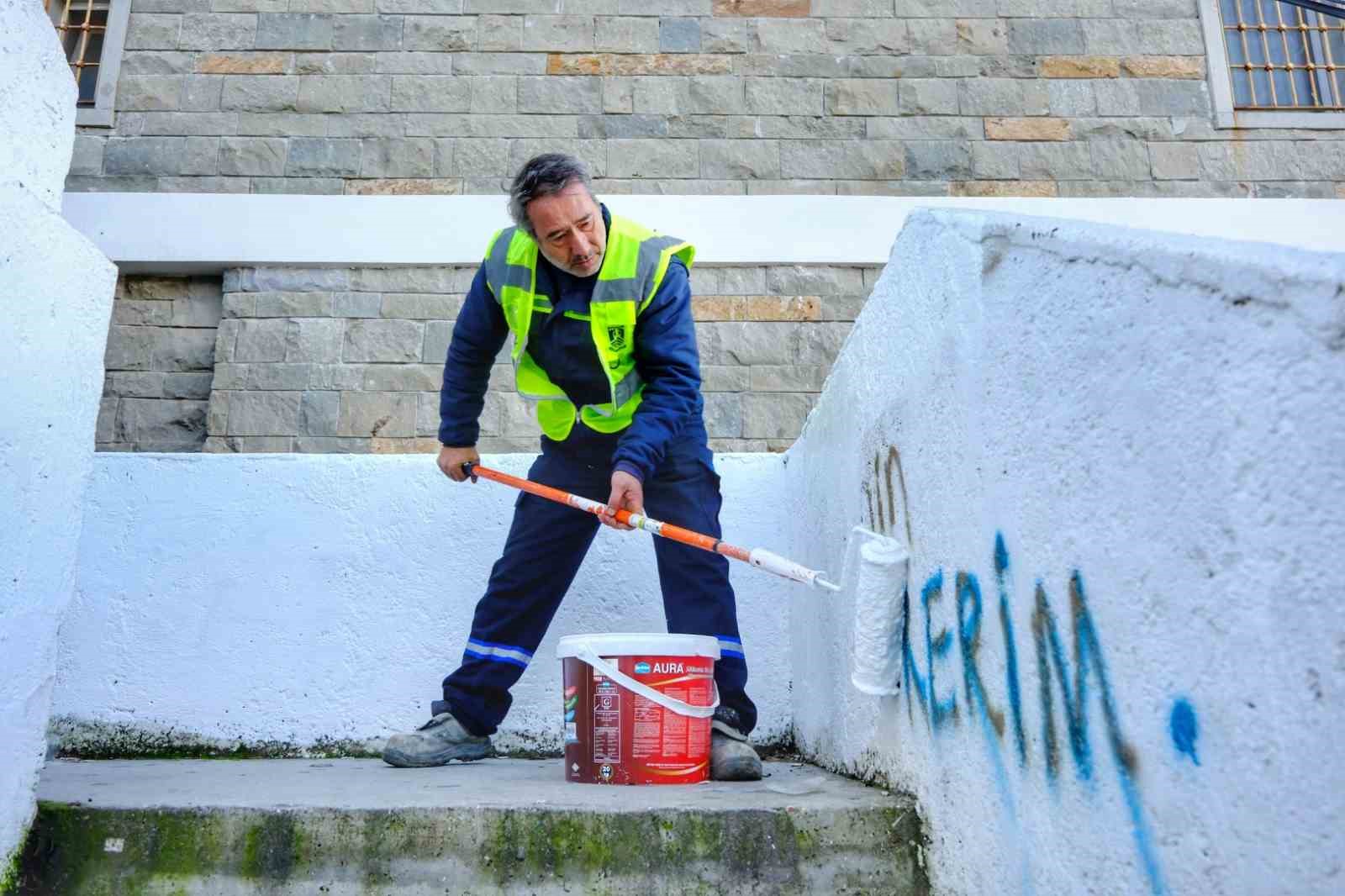 Belediye, görüntü kirliliği oluşturan yazıları temizliyor
?v=1