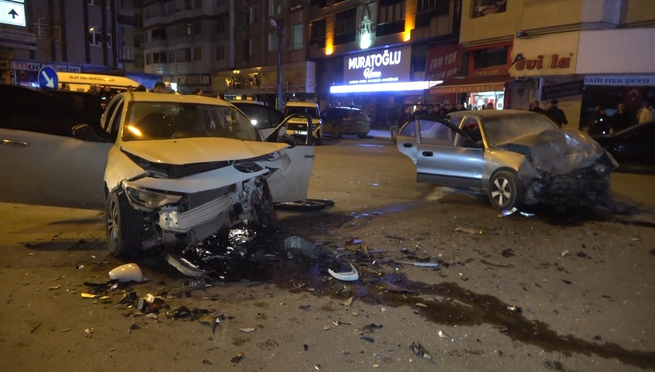  Dur  ihtarına uymayan ehliyetsiz sürücü kaza yaptı: 3 yaralı
