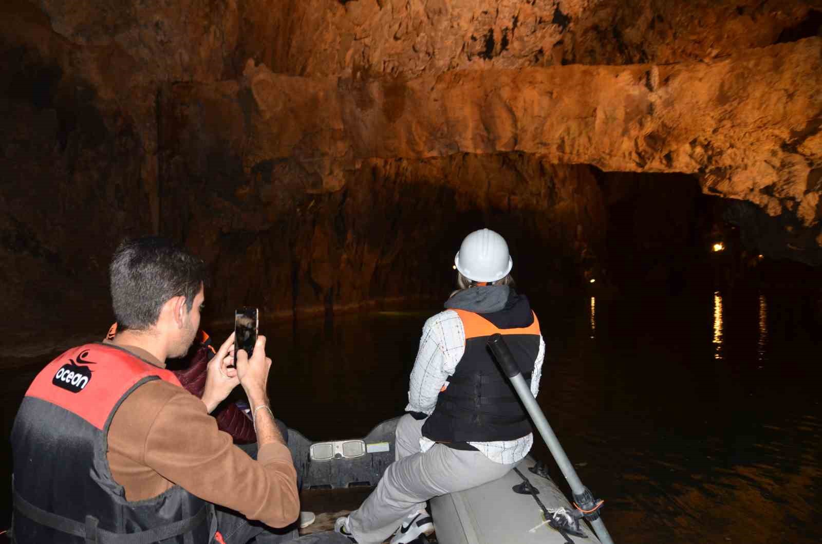 Altınbeşik mağarasına giriş ücreti arttı, 240 metre bot gezisi 150 liradan 250 liraya yükseldi
?v=1