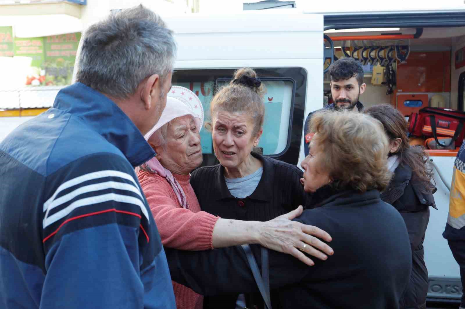 Balkondaki sprey kutuları patladı, mahalleli sokağa döküldü
