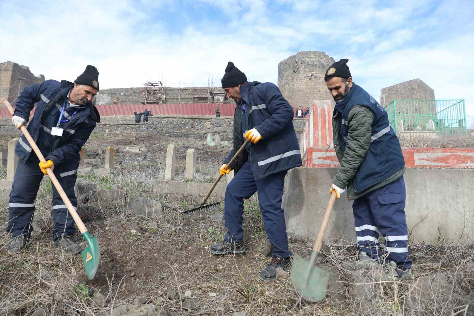 Diyarbakır’da mezarlıklarda temizlik çalışması
?v=1