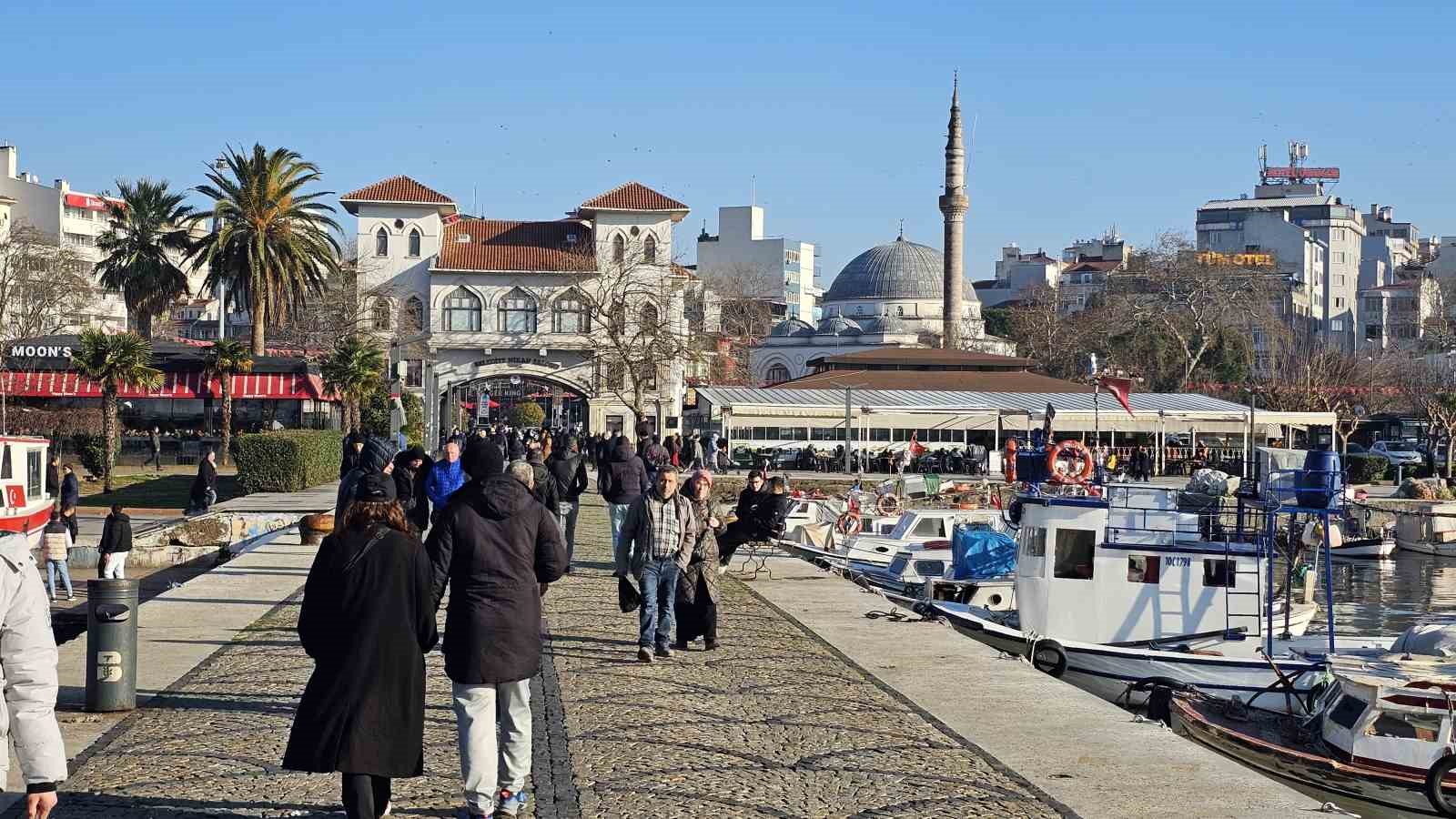 Ocak ortasında güneşli havayı gören Bandırmalılar sahile akın etti
