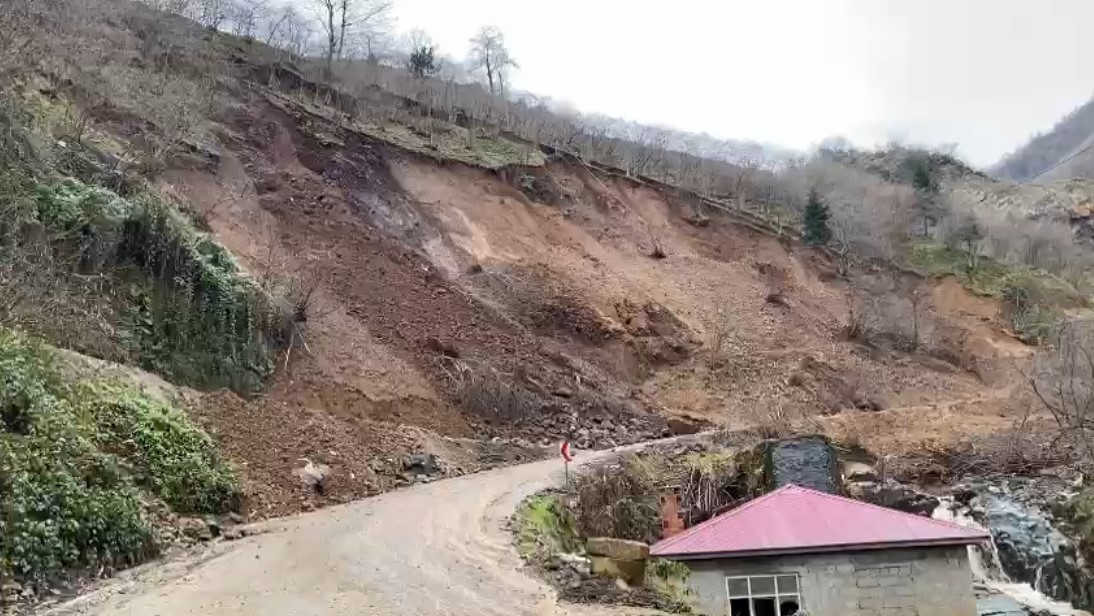 Trabzon’da heyelan anı kamerada
?v=1