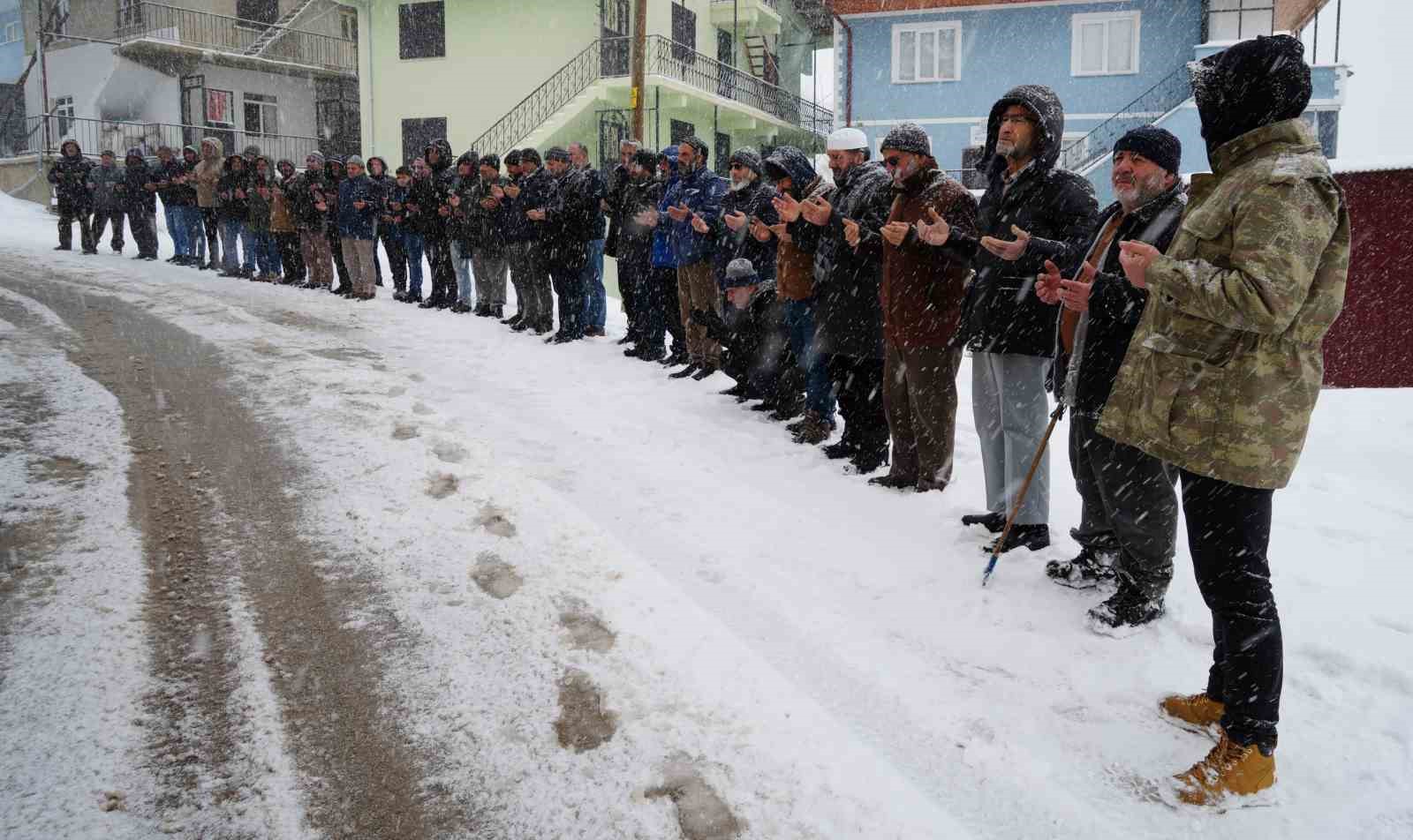 Bayburt’ta 32 yıl önce çığ felaketinde hayatını kaybedenler kar yağışı altında dualarla anıldı
?v=1