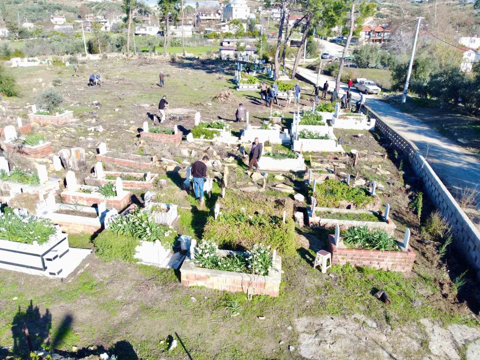 Büyük Manavgat yangınında küle dönen mezarlığın ağaçları yeniden yeşerecek
