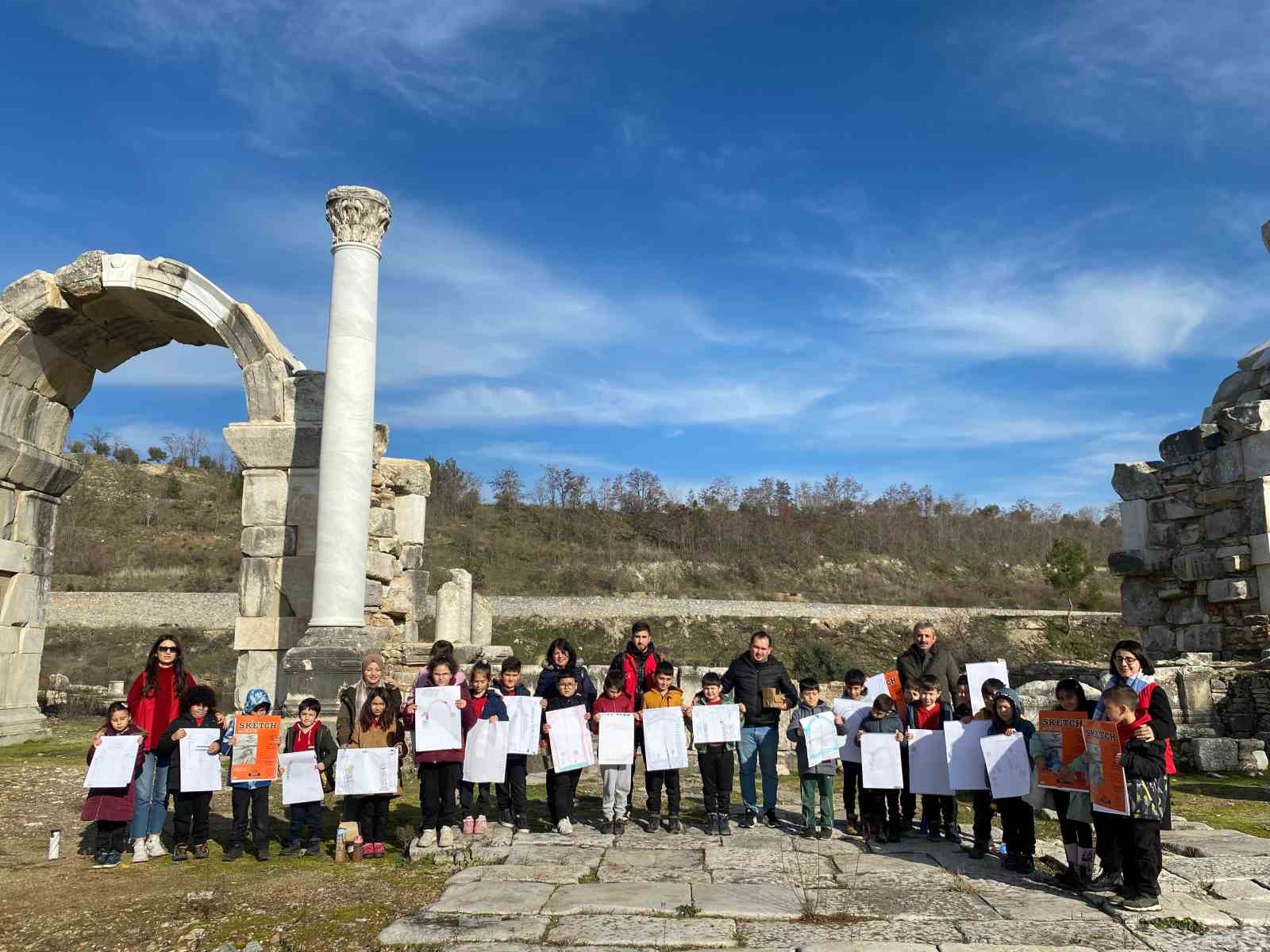 Çocuklar, Stratonikeia’da sanatla buluştu
?v=1