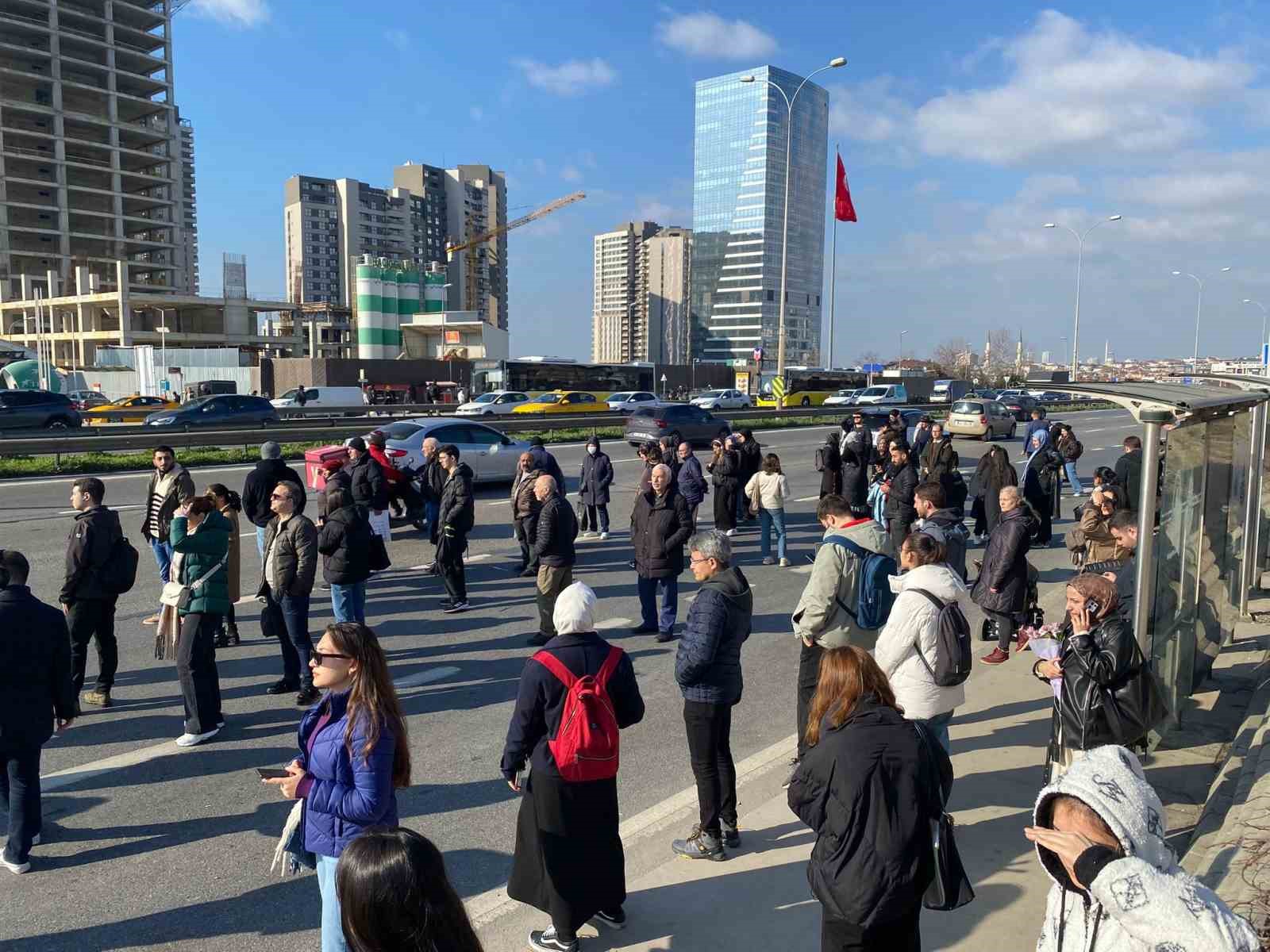 Kadıköy-Sabiha Gökçen Havalimanı metro hattında teknik arıza nedeniyle seferler aksadı
?v=1