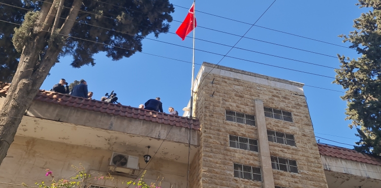 Halep Başkonsolosluğu’nda Türk bayrağı göndere çekildi