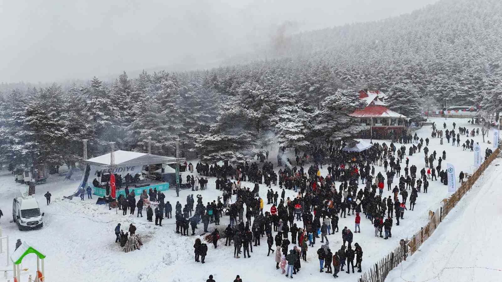 Bin 200 rakımlı yaylada kış festivali, renkli görüntülere sahne oldu
?v=1