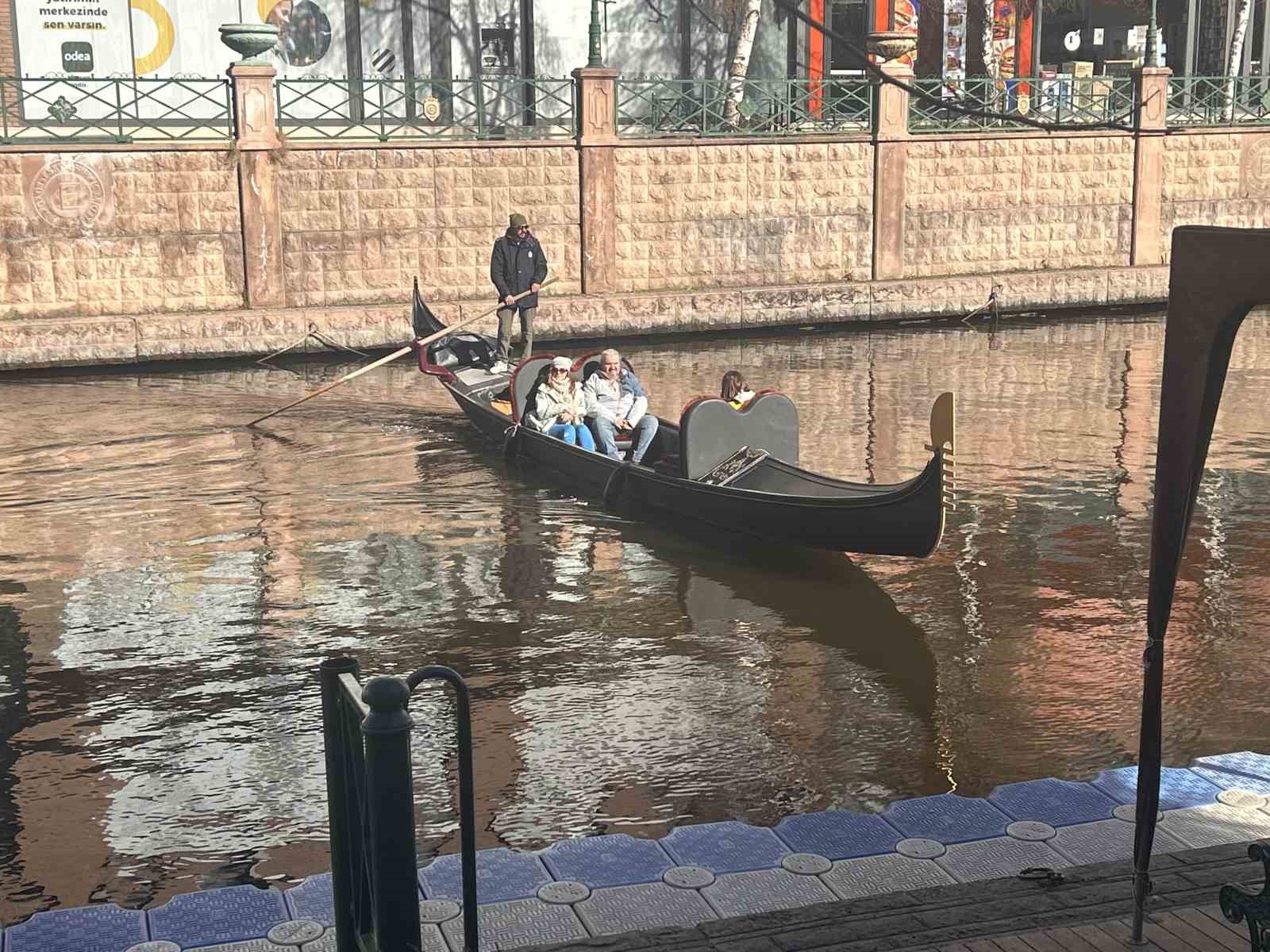 Güneşli havanın etkisiyle gondollarda yoğunluk oluştu
?v=1