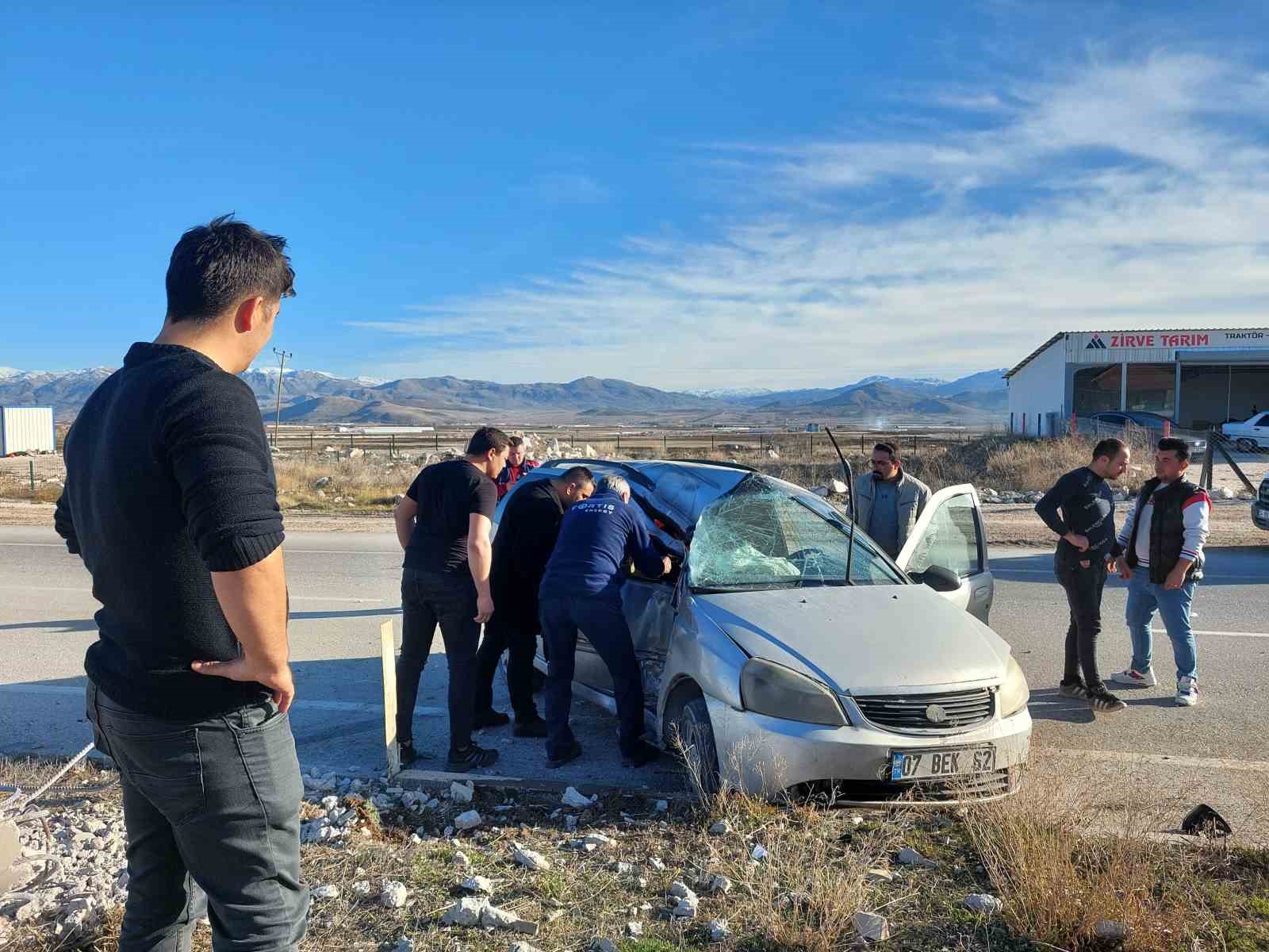 Burdur’da otomobil refüje çarptı: 1 yaralı
?v=1