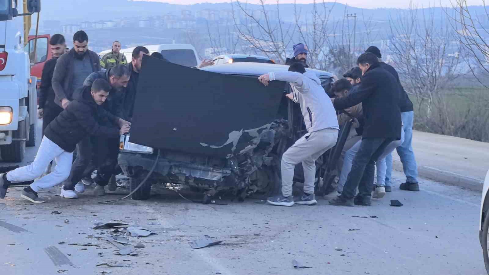 Bursa’da kamyon ile otomobil kafa kafaya çarpıştı: Araçta sıkışan sürücüyü vatandaşlar kurtardı
?v=1