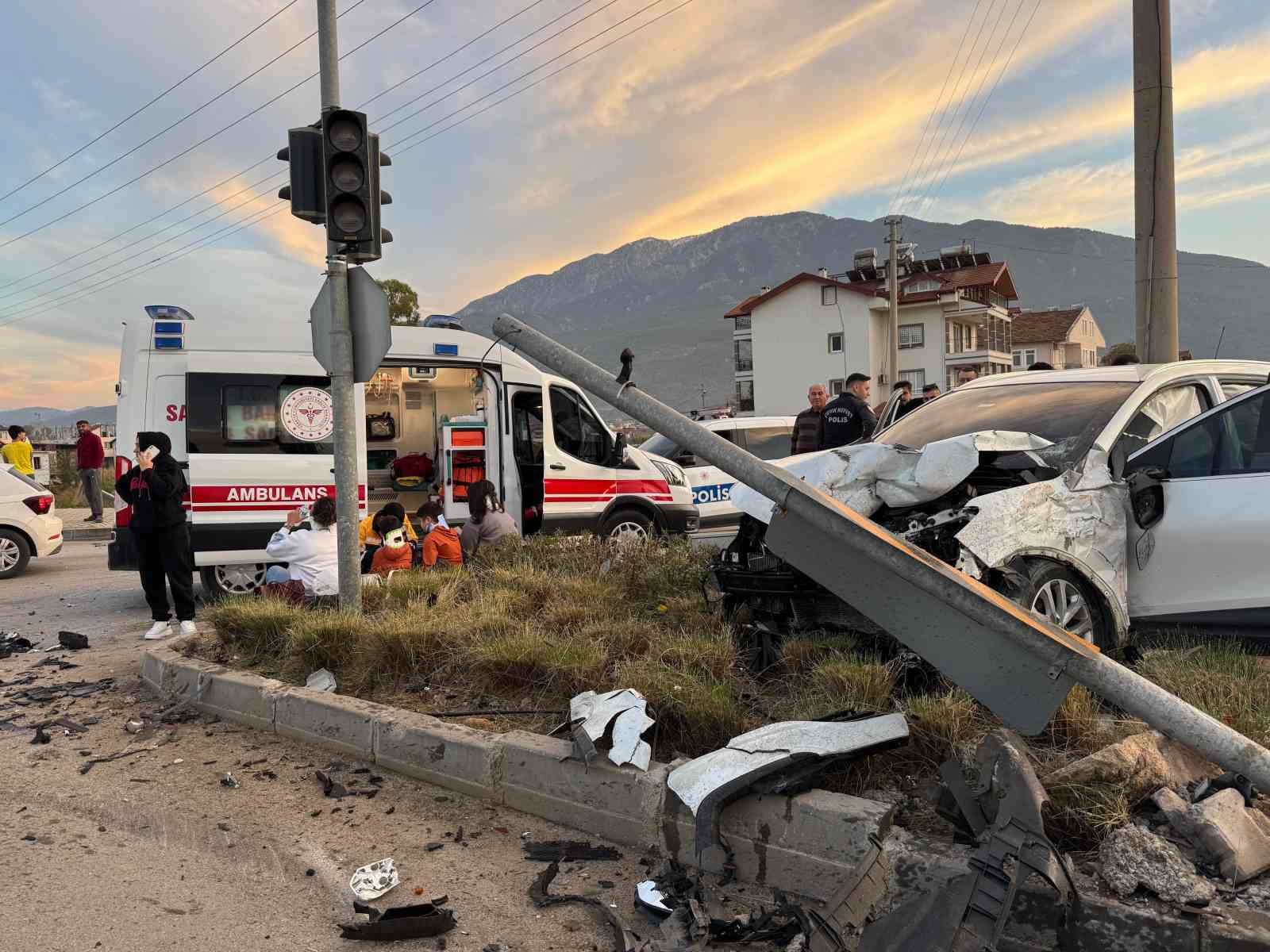 Fethiye’de trafik kazası: 2’si çocuk, 6 yaralı
?v=1