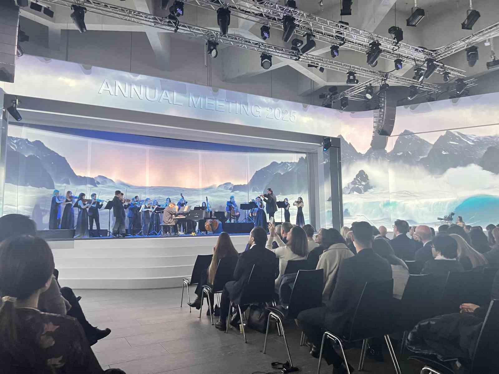 Refik Anadol buzulların erimesini Davos Zirvesi’ne taşıdı
?v=1