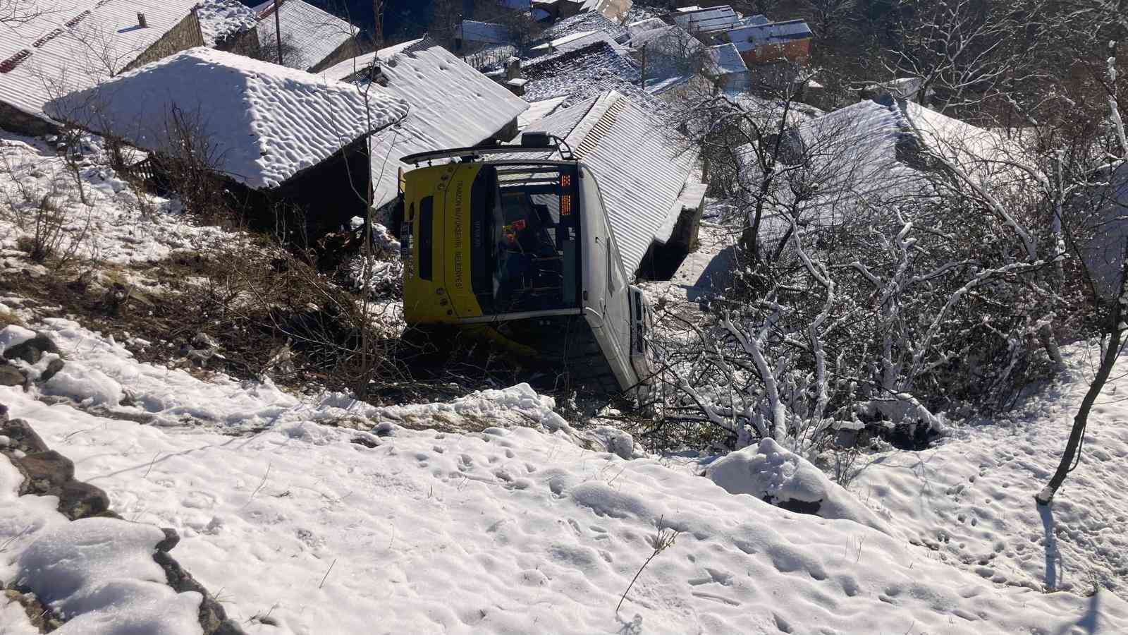 Belediye yolcu otobüsü karlı ve buzlu yolda kontrol çıkarak yamaçtan aşağıya yuvarlandı
