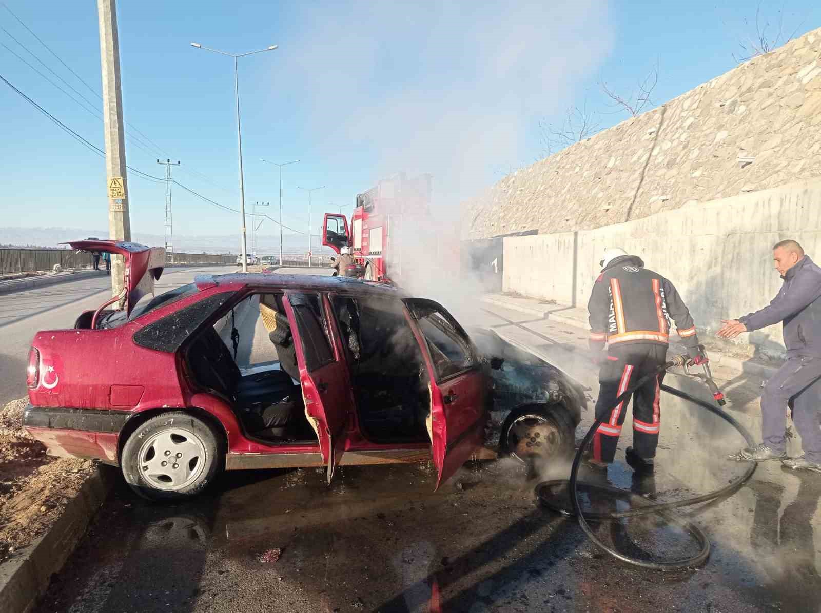 Kaza sonrası alev alan otomobil kullanılmaz hale geldi
