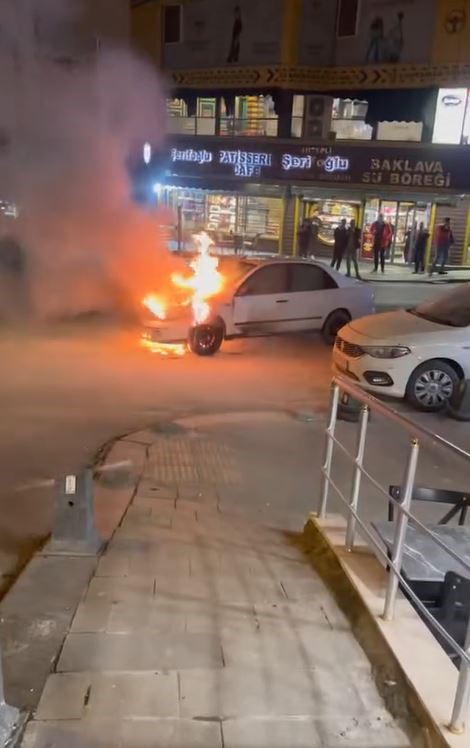 Arnavutköy’de seyir halindeki otomobilin motoru alev alev yandı
?v=1