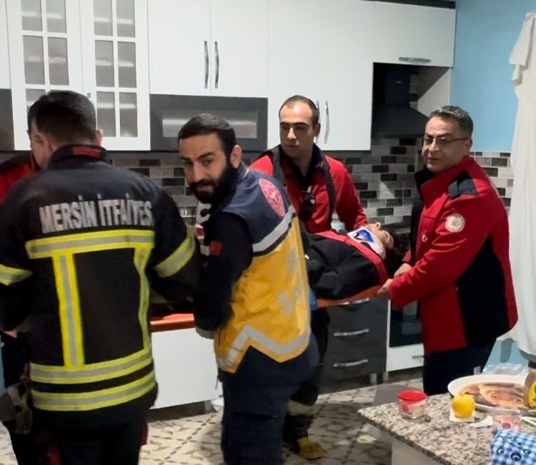 Mersin’de 3. kattan havalandırma boşluğuna düşen çocuk ağır yaralandı
?v=1