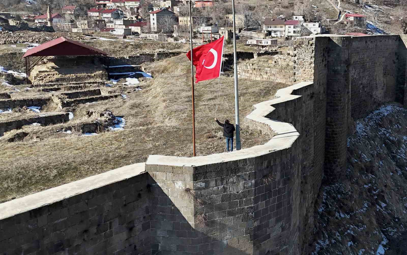 Bitlis Kalesi’nde bayrak yarıya indirildi
?v=1