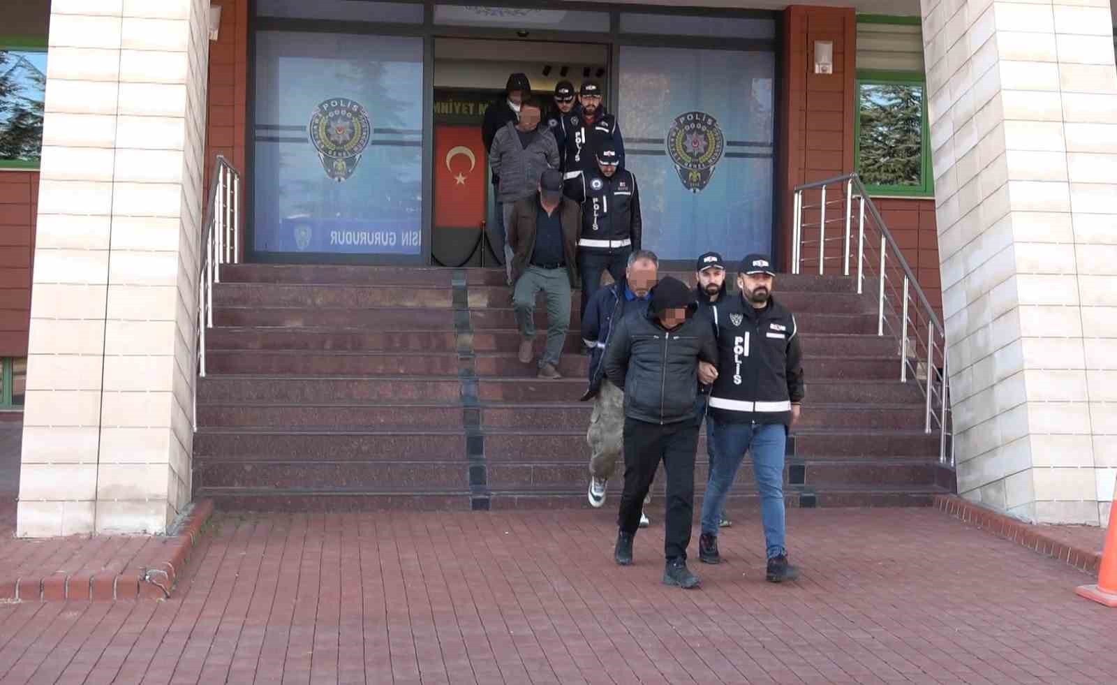 Isparta’da belediye personeli kılığına girip define arayan 5 kişi ilk davada serbest bırakıldı
?v=1