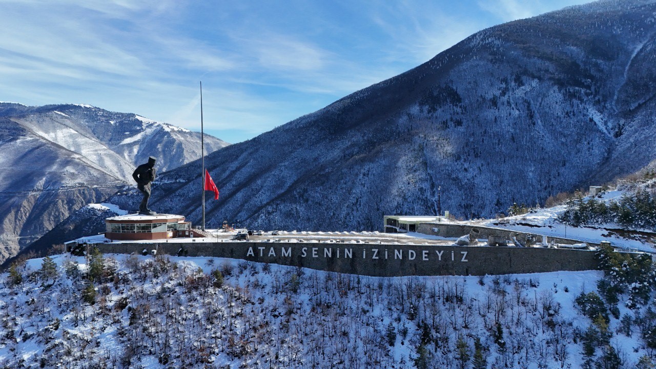 Otel yangını faciası nedeniyle Artvin’de dev bayrak yarıya indirildi
?v=1