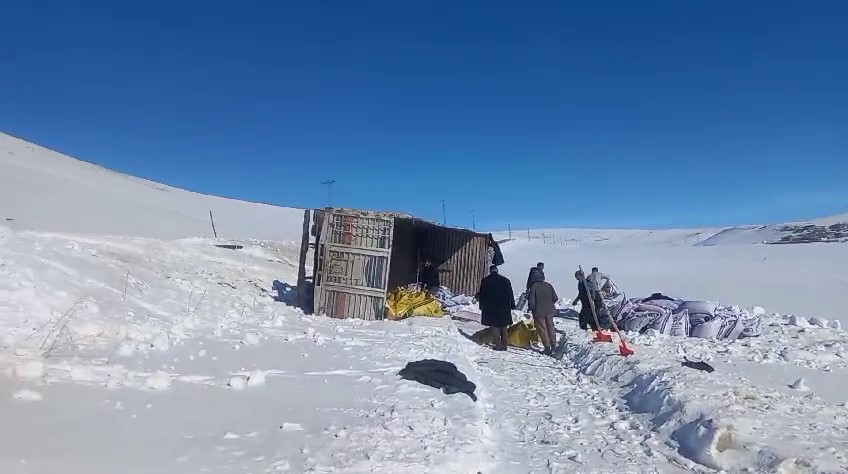 Erzurum’da yem yüklü kamyon devrildi
?v=1