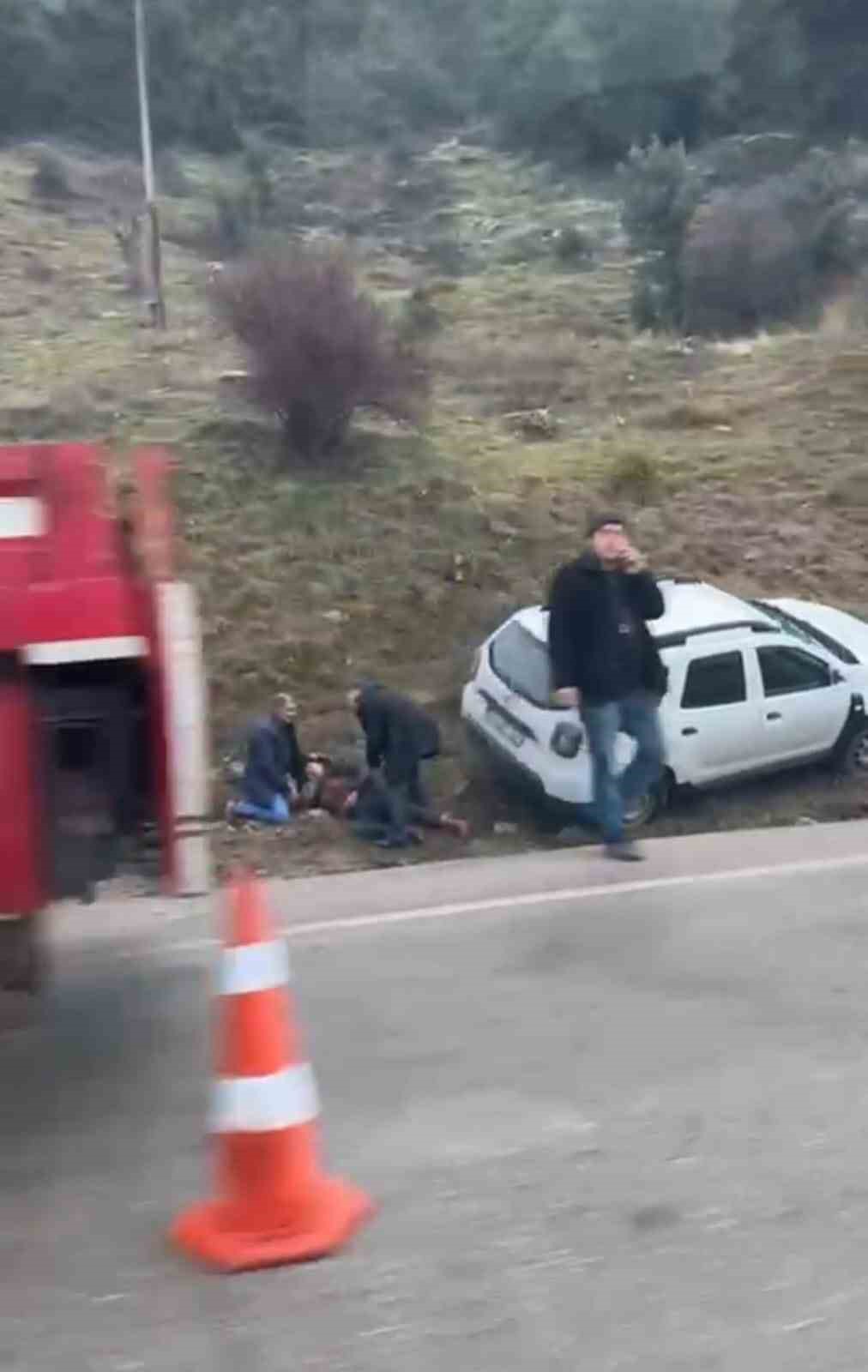 Kayganlaşan yolda kazalar peş peşe geldi, takla atan otomobildeki yolcu olayı gülerek anlattı
