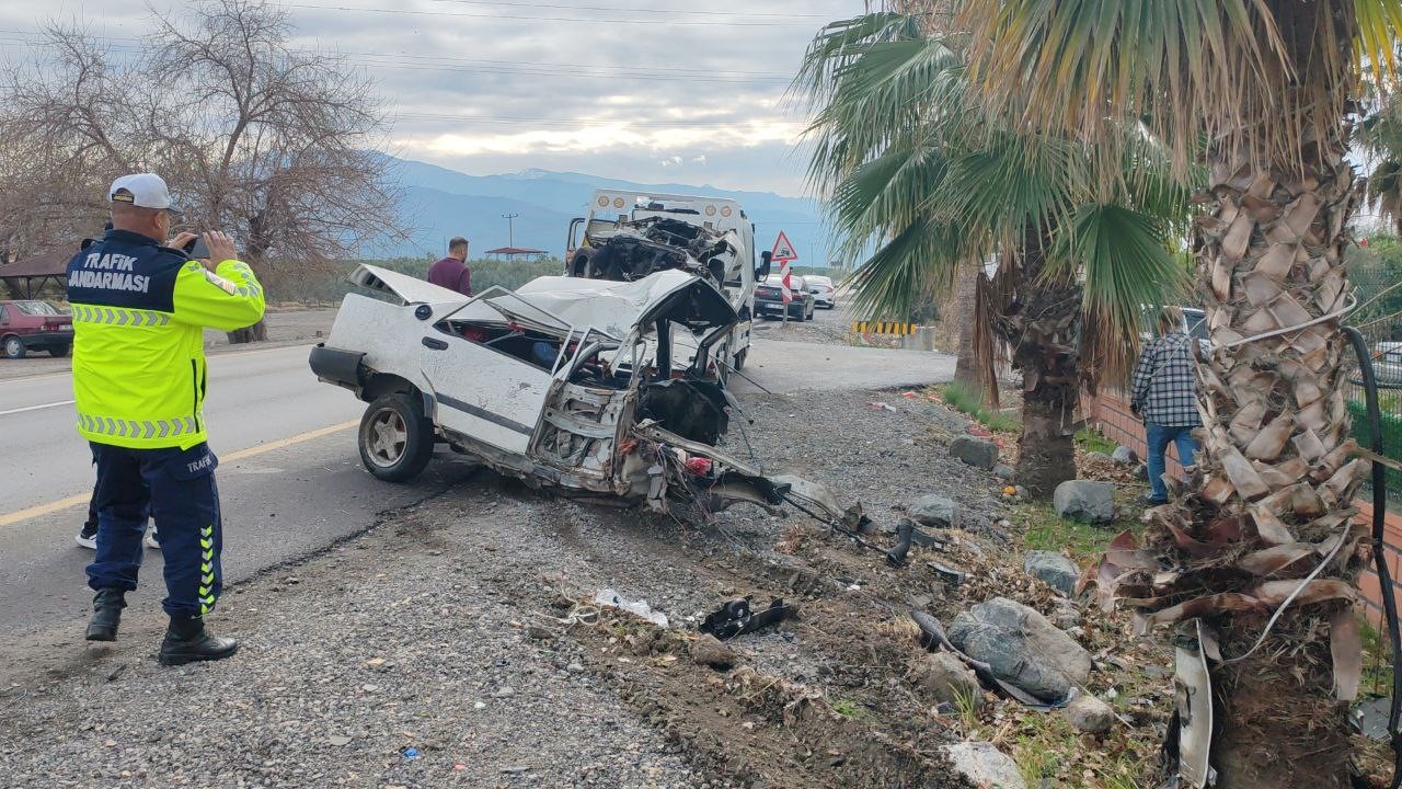 Ağaca çarpan Tofaş’ın ikiye bölündüğü feci kaza kameraya yansıdı
