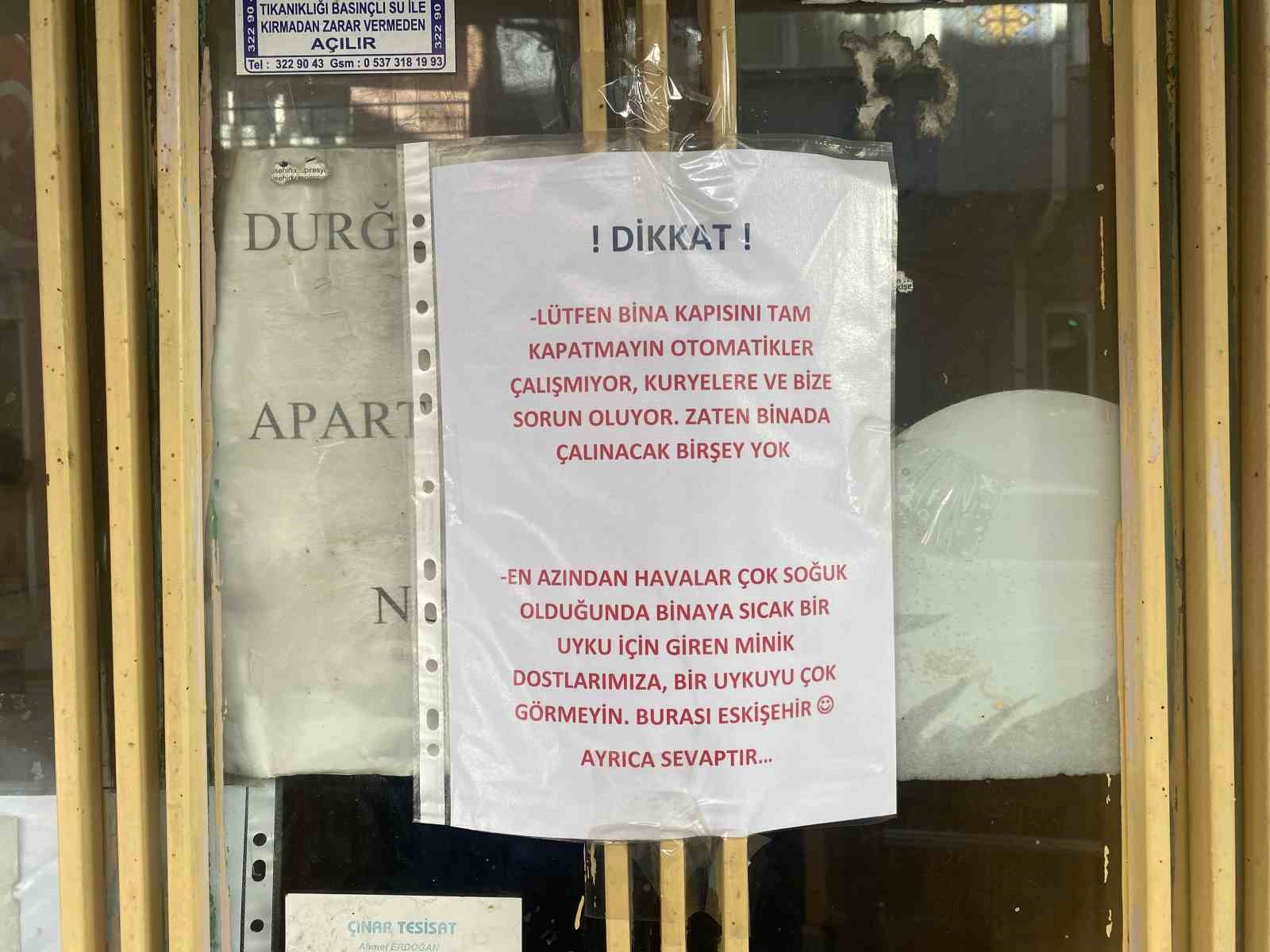 Apartman kapısına yapıştırılan ilginç yazı dikkat çekti
?v=1