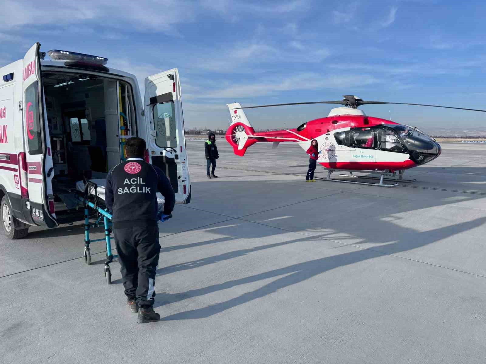 Göğüs ağrısı çeken hasta, ambulans helikopter ile Van’a getirildi
?v=1