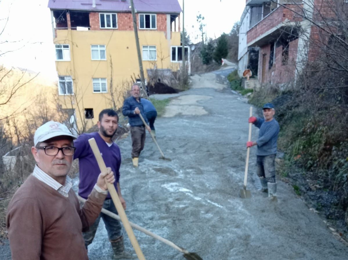 Köylülerden yol yapımında dayanışma örneği
?v=1