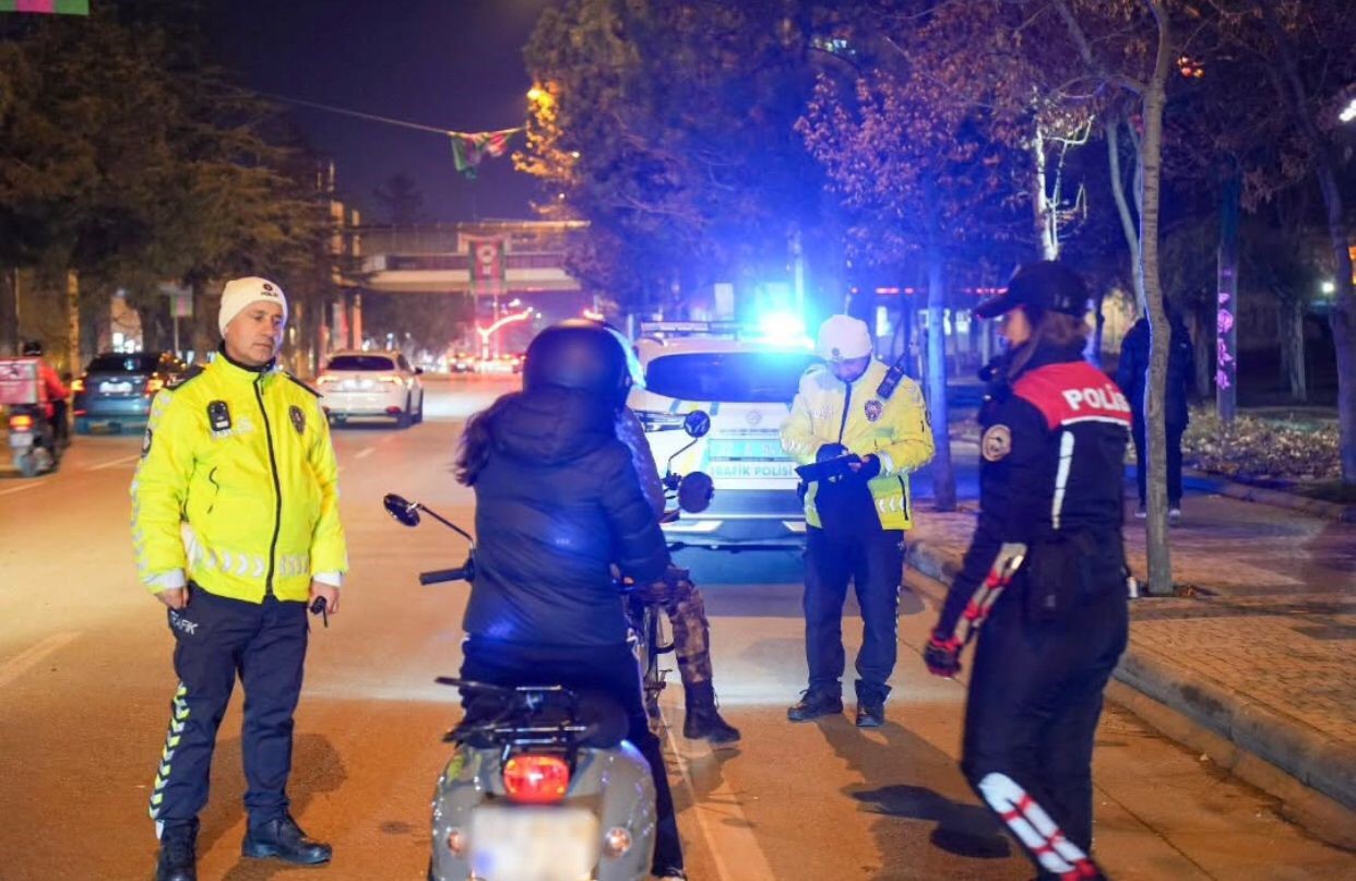 Isparta’da 1 saatlik denetimde 7 araç trafikten men edildi
?v=1