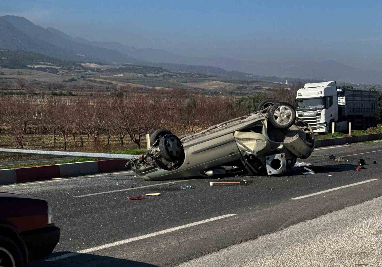 Aydınlatma direğine çarpıp takla atan otomobil hurdaya döndü; 2 yaralı
?v=1