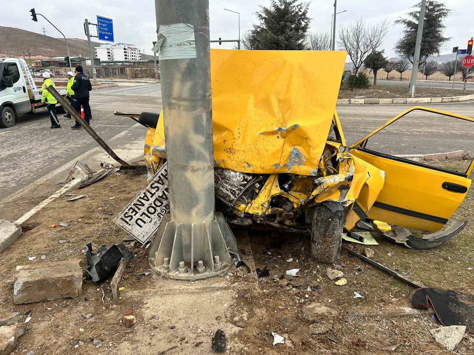 Kırmızı ışık ihlali yapan Tofaş kazaya davetiye çıkardı: 1’i ağır 3 yaralı
?v=1