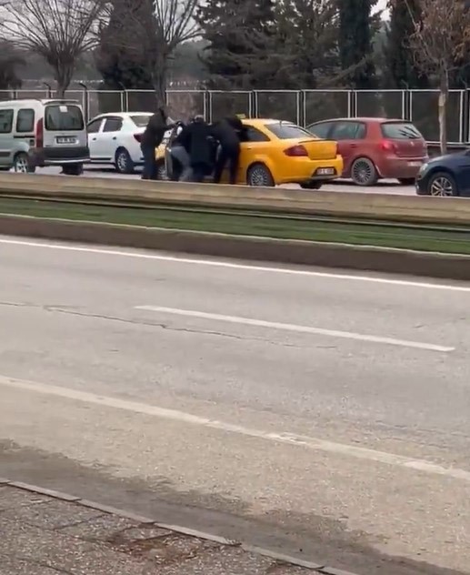 Gaziantep’te trafikte dehşet: Taksiciye aracında meydan dayağı
?v=1